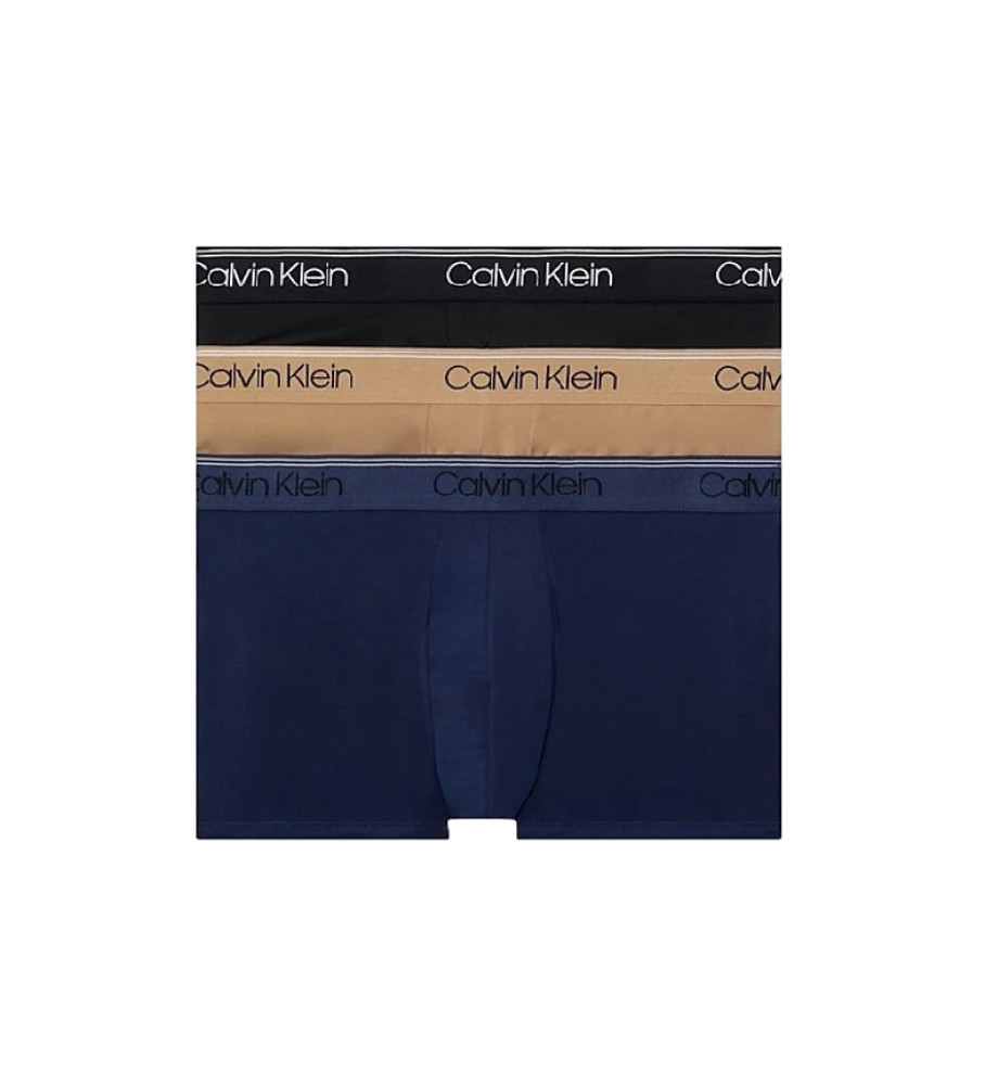Conjunto com 3 cuecas boxer Calvin Klein de cintura baixa nas cores azul, marrom e preta.