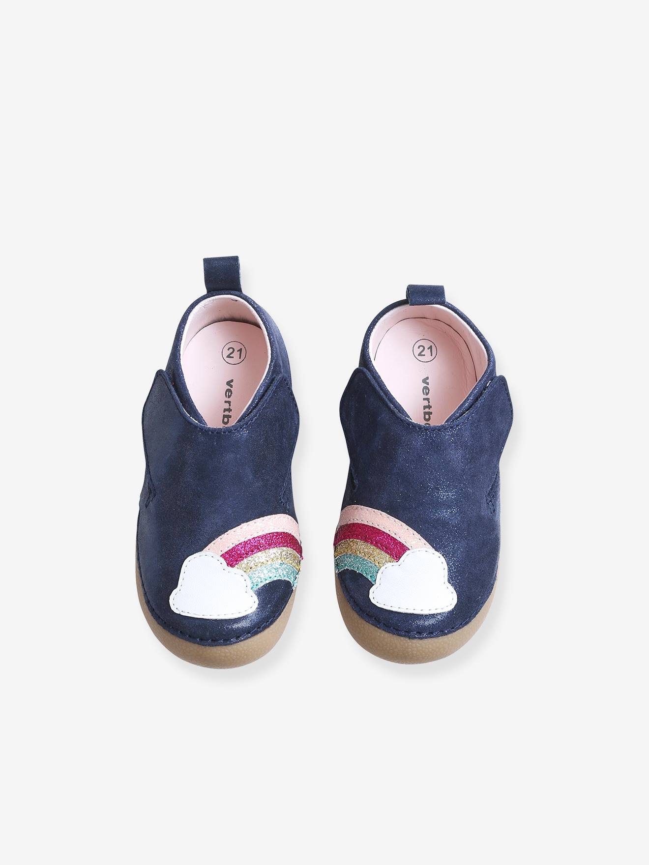 Pantufas de bebê em couro claro, lisas em azul escuro com estampas.