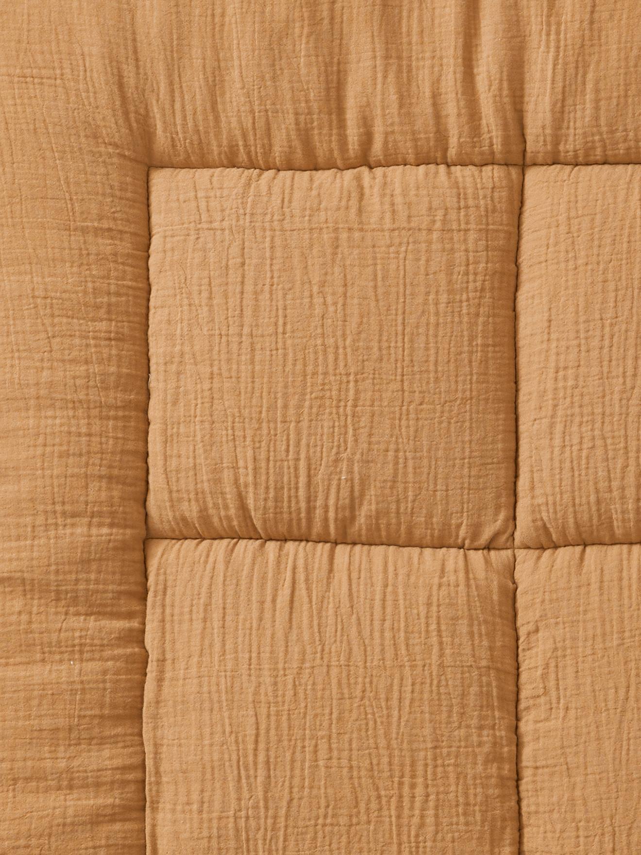 Tapete/Painel de fundo para parquet feito de dois tecidos lisos em tom ocre.