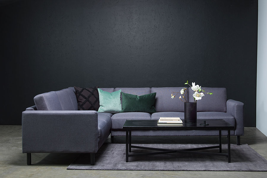 Cleveland sofa Hjørnesofa 2-seter og 3-seter. Tekstil Malmø 78 dark grey med sorte treben.