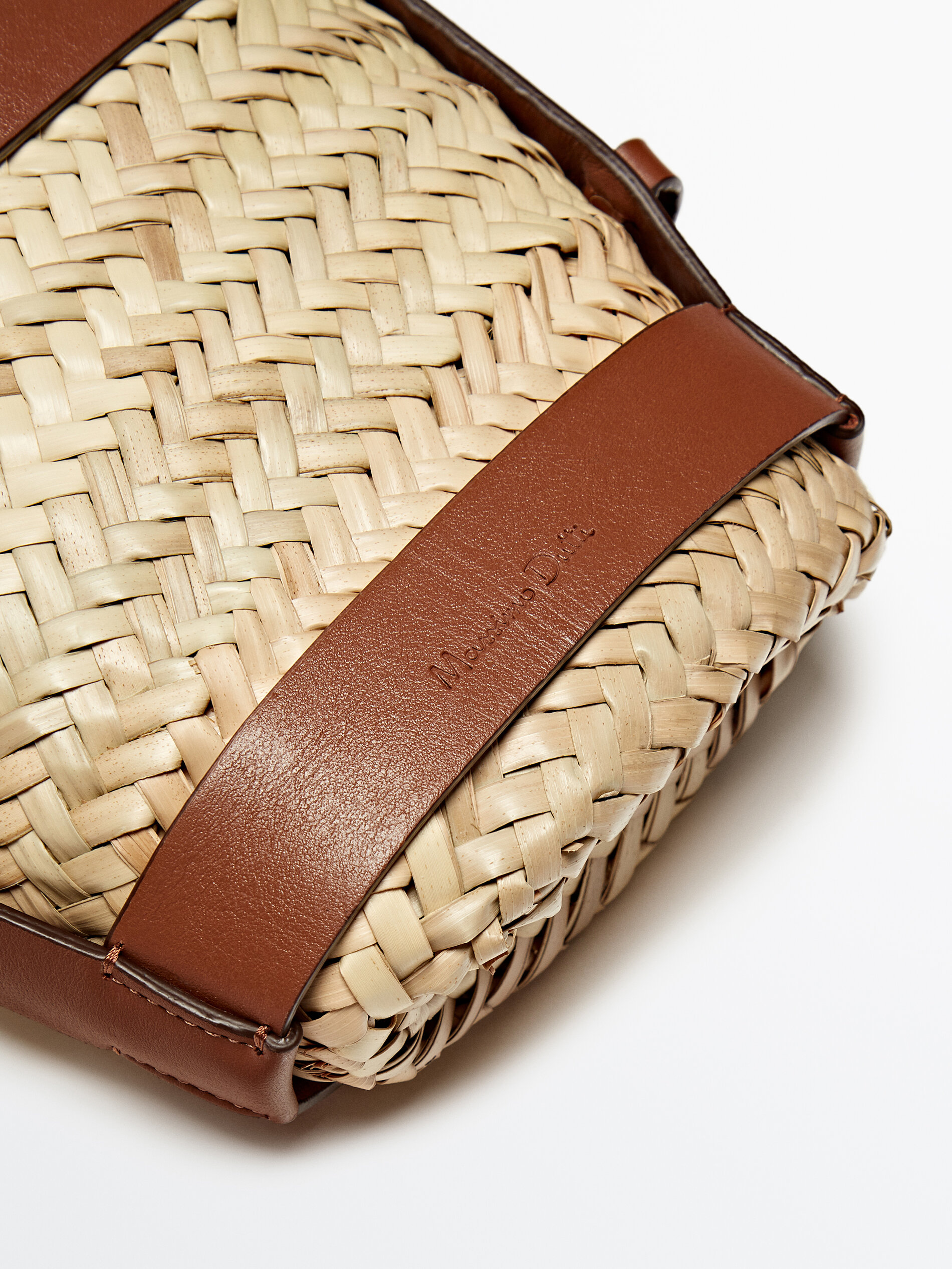 Mini bolsa de vime trançado + nécessaire removível - COURO
