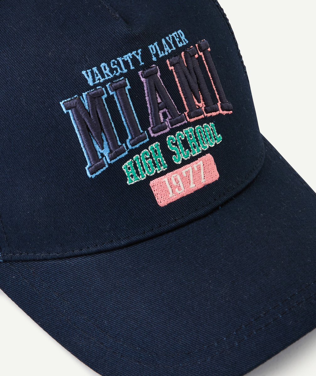 casquette garçon avec filet bleu marine et message brodé