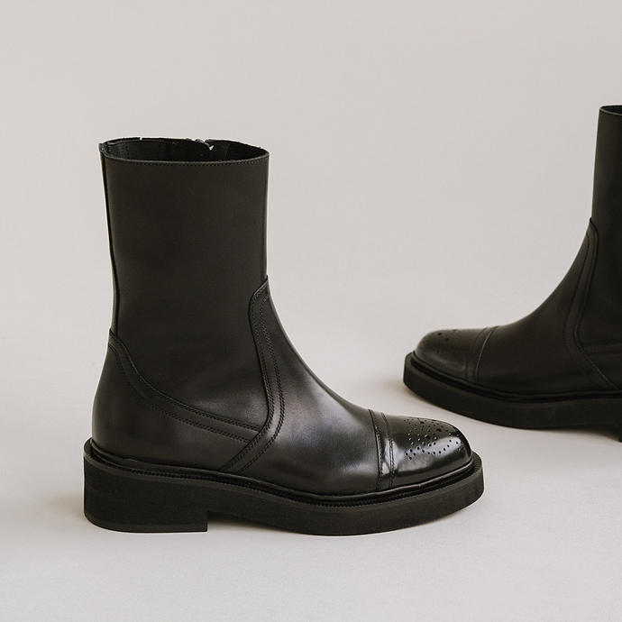 Bottines à empiecement et surpiqures  en cuir noir