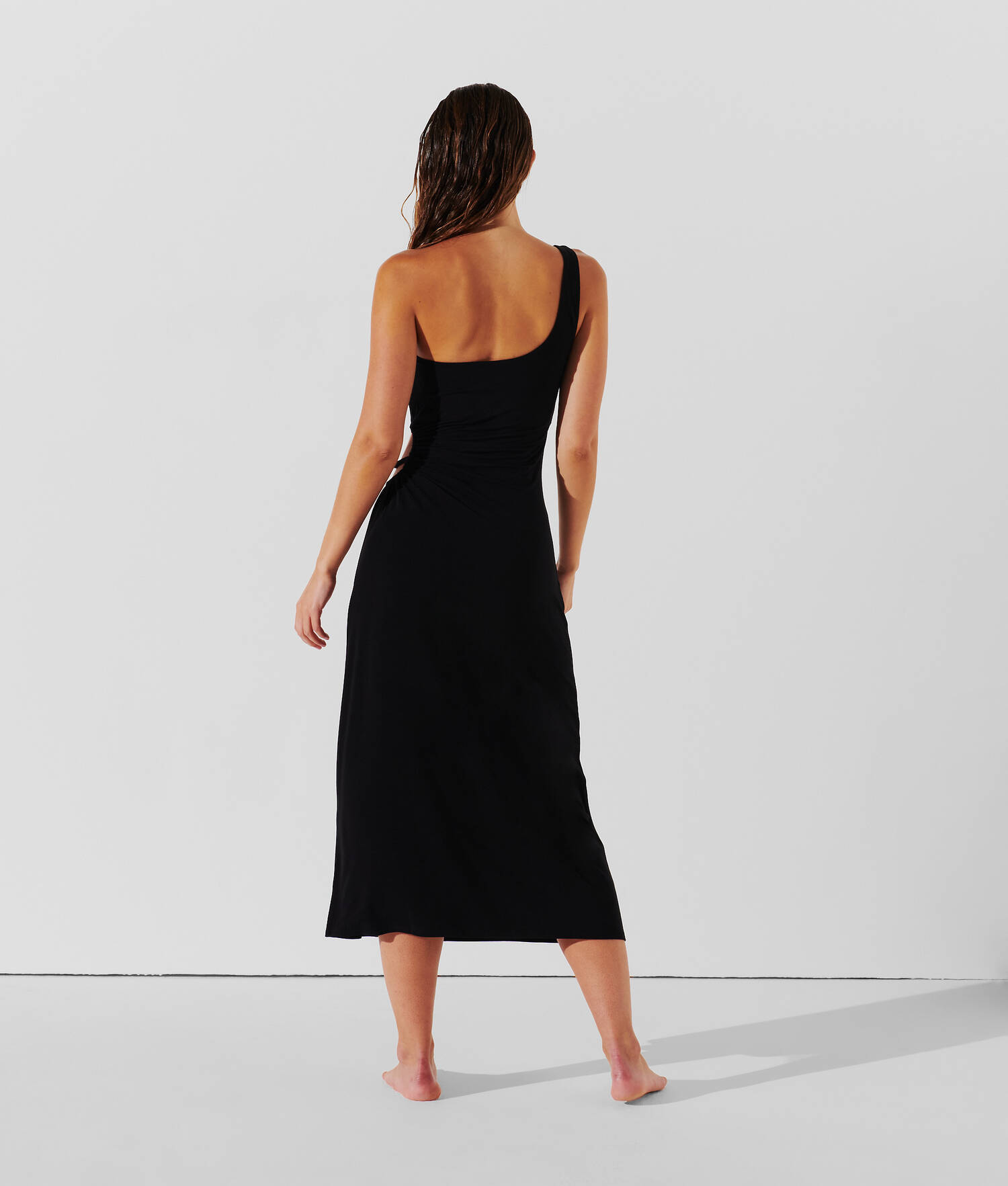 ROBE DE PLAGE ASYMÉTRIQUE À ÉPAULE DÉNUDÉE KARL SIGNATURE