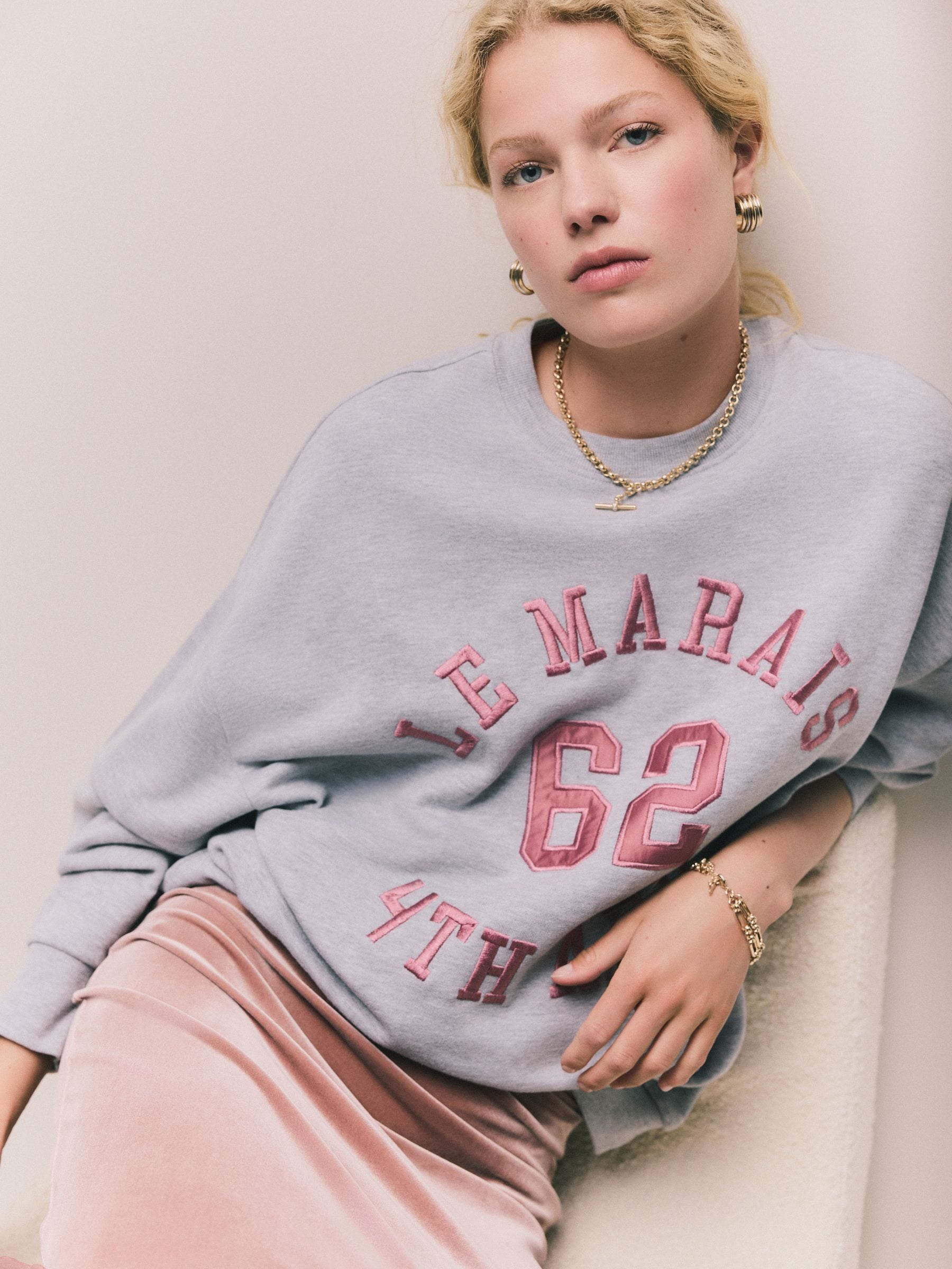 Grijs - Grafisch satijnapplicatie 'Le Marais' City sweatshirt met lange mouwen en ronde hals