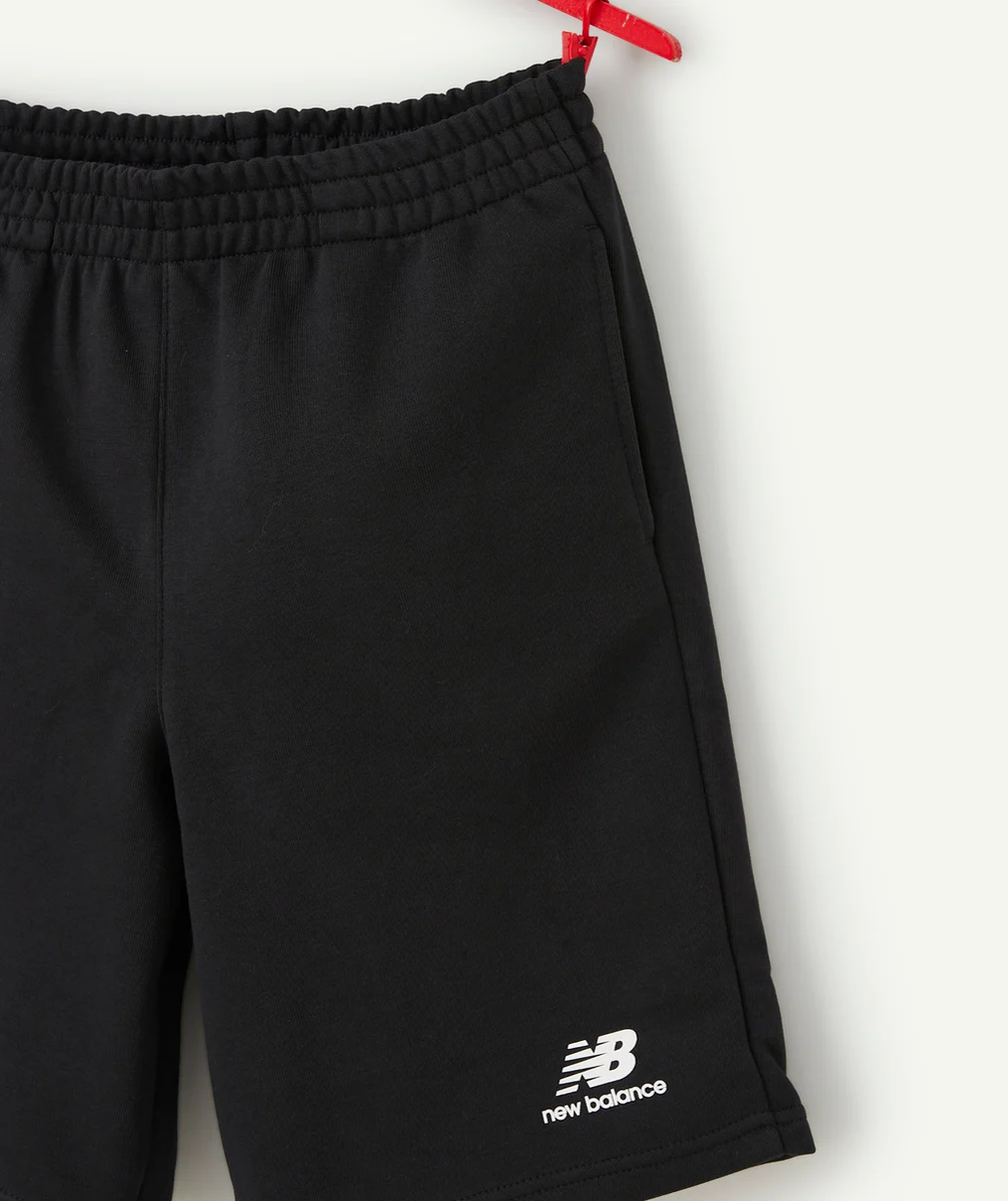 NEW BALANCESHORT DE SPORT GARÇON NOIR ESSENTIALS STACKED LOGO