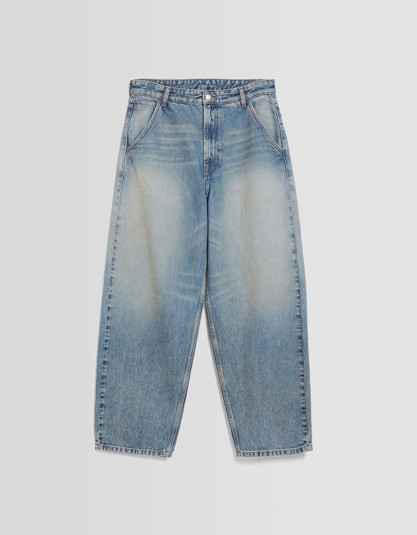calça jeans estilo skater com efeito desbotado