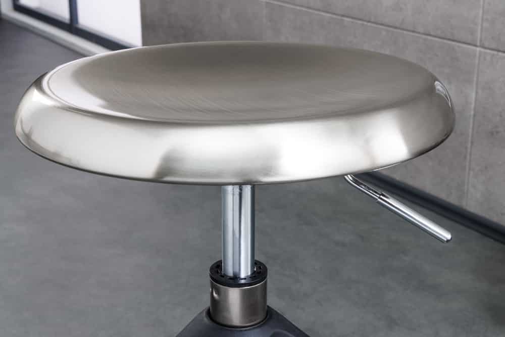 Höhenverstellbarer Barhocker INDUSTRIAL Chrom gebürstet silber schwarz Metall rund drehbar