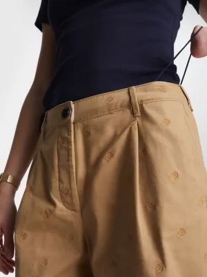 Calças chino relaxadas com bordado de monograma TH adaptável