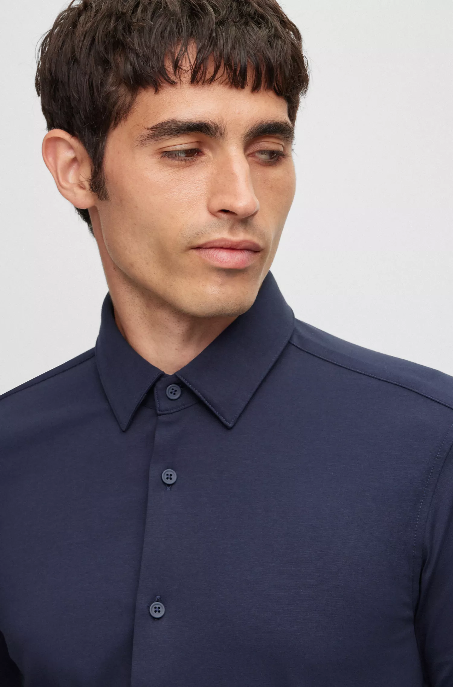 Camisa BOSS preta de corte slim, confeccionada em malha de algodão elástico de alta performance.