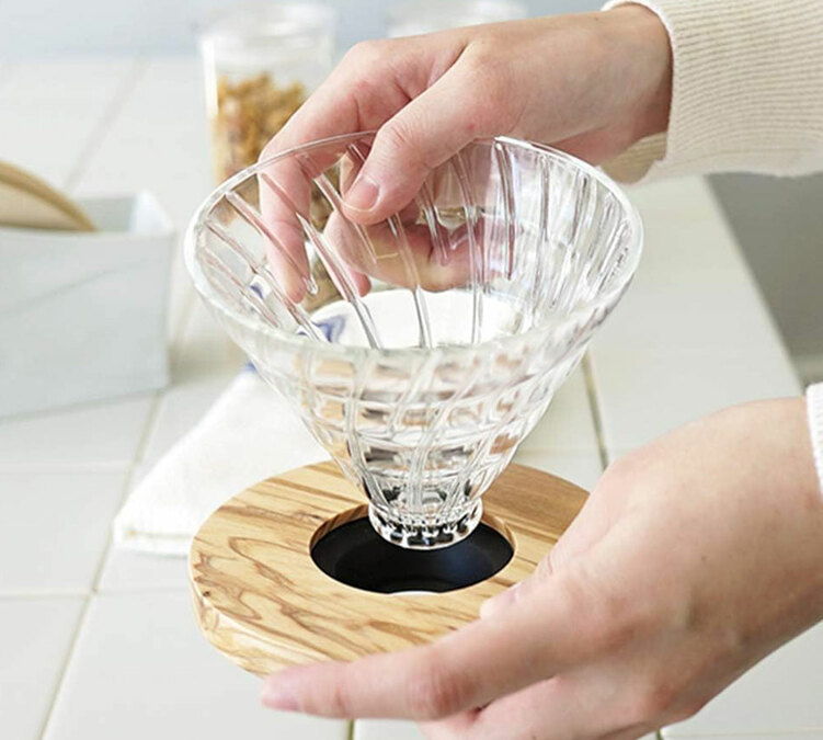 Pack HARIO V60 drip assist avec dripper V60 en verre et bois d'olivier