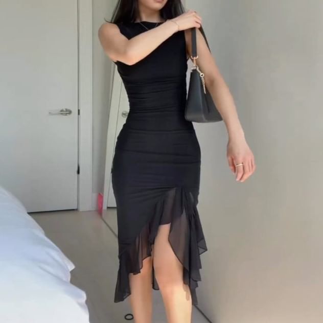 Rosesand - Mouwloze boothals, geplooide zoom en bodycon midi-jurk