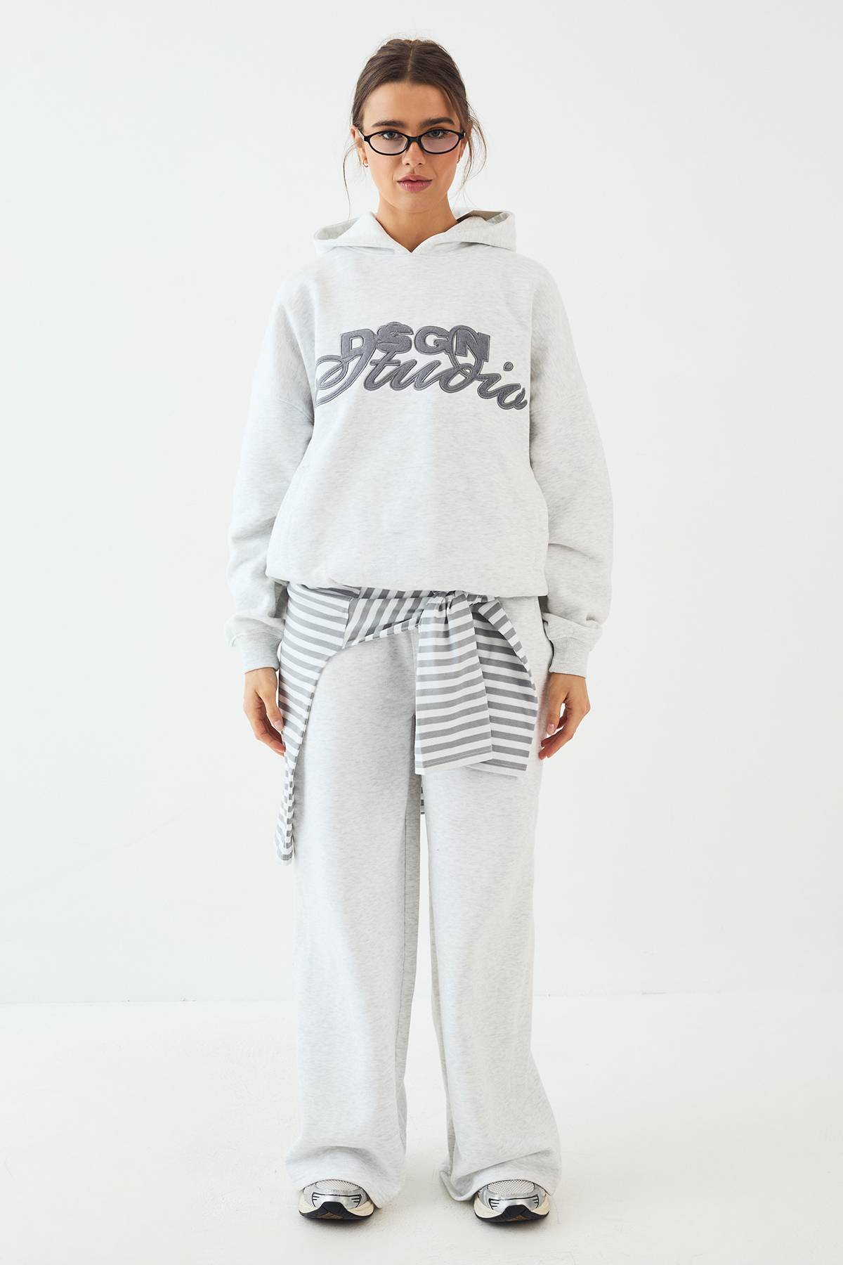 Sweat à Casynthétiqueche Oversize DSGN Studio avec Appliqué en Tissu Éponge