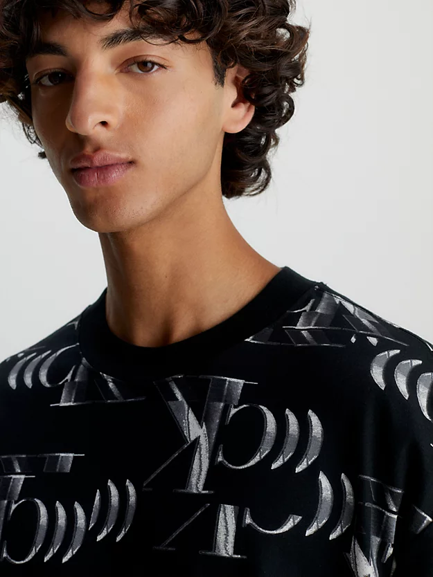 Camiseta de modelagem relaxada com logo estampado por toda a peça.