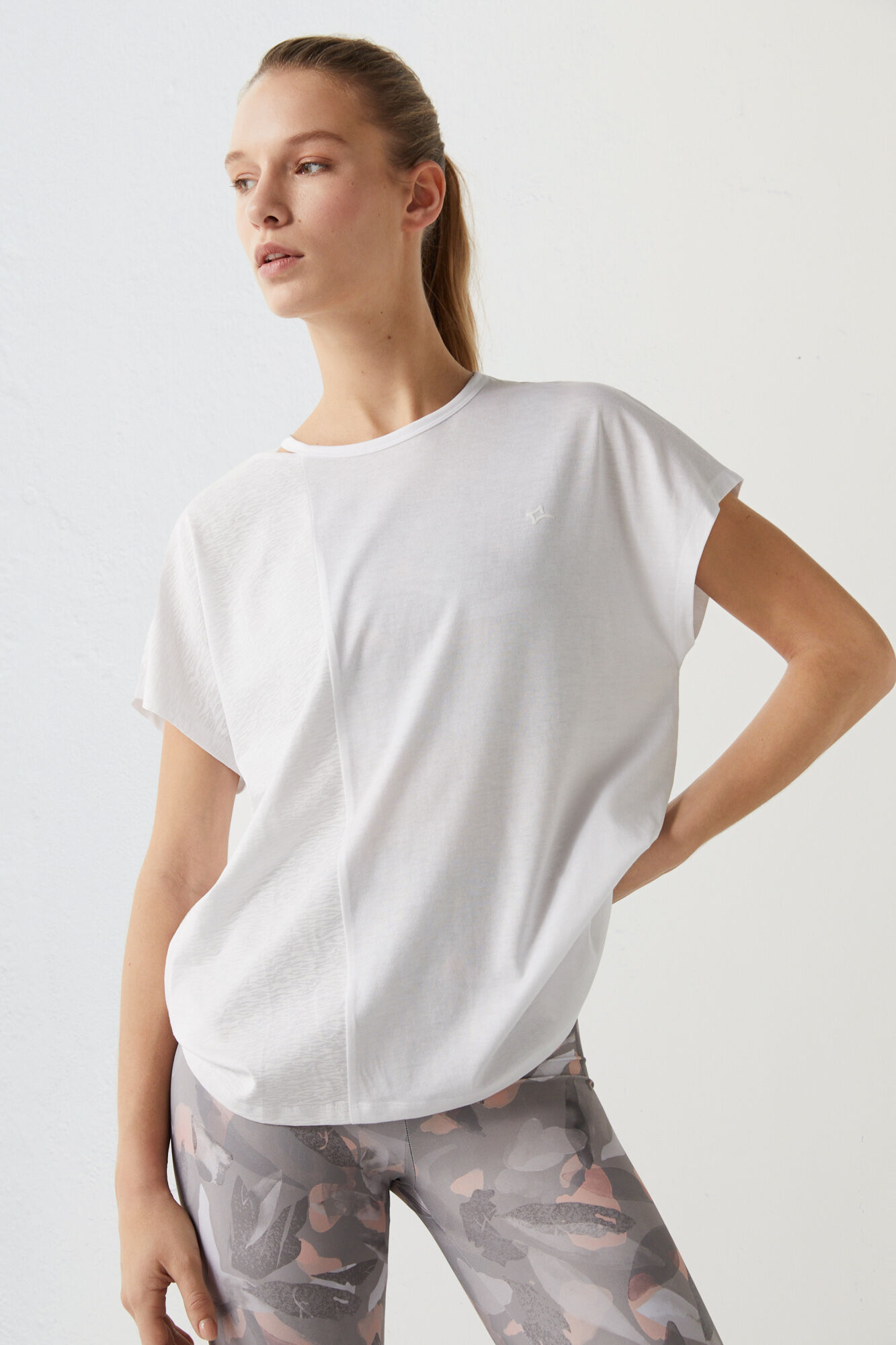 Camiseta bege de algodão com abertura - bege