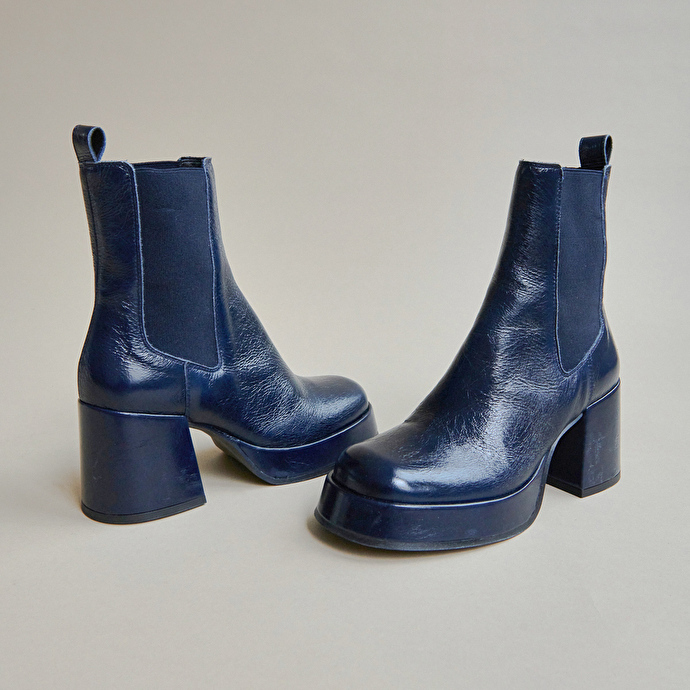 Bottines à plateformes et bouts carrés  en cuir vielli bleu
