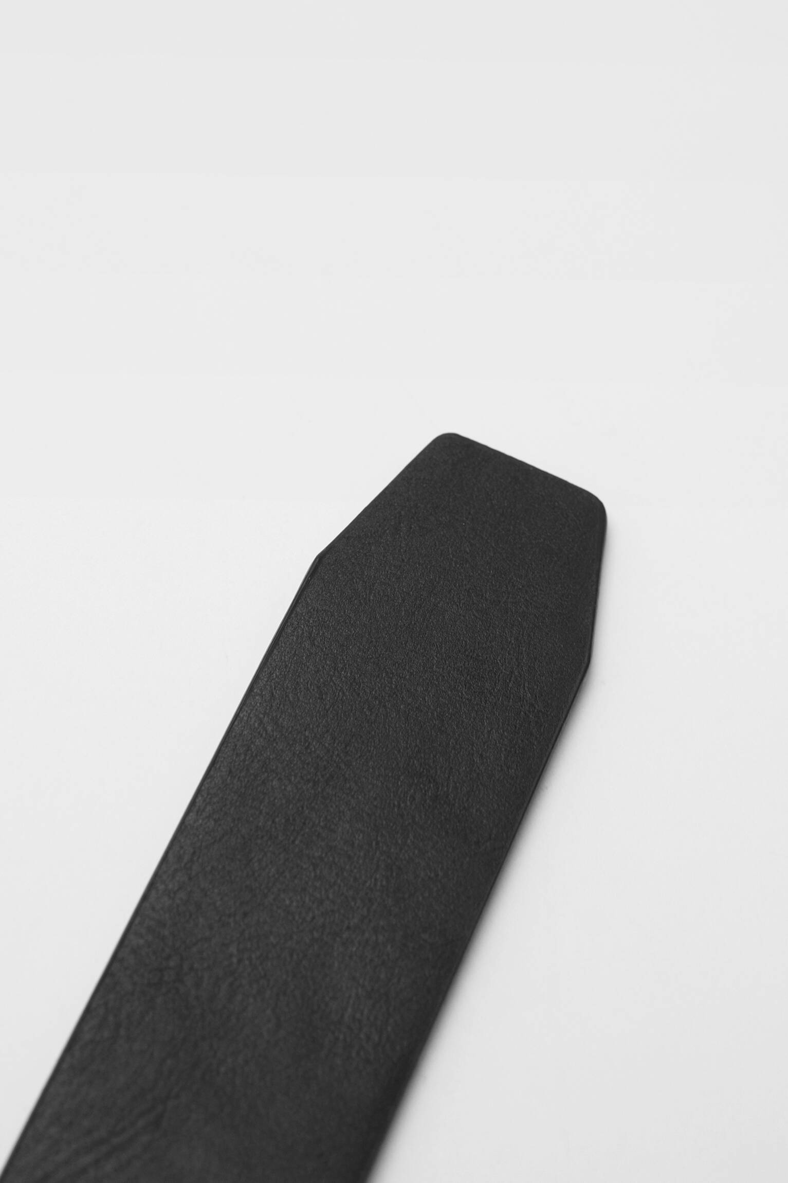 CINTO PRETO COM EFEITO DE COURO - PRETO