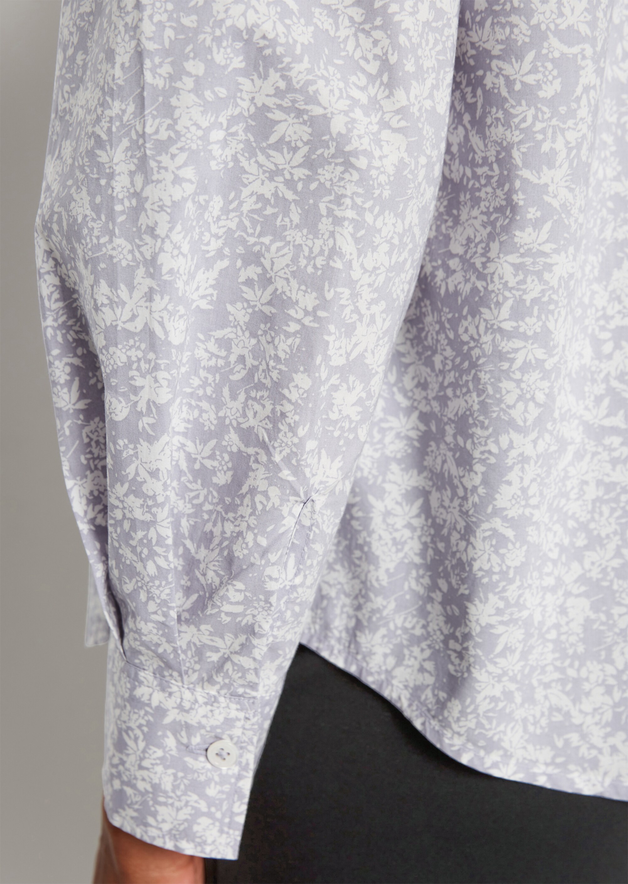 Ausgestellte Bluse mit Allover-Print aus Papertouch-Popeline