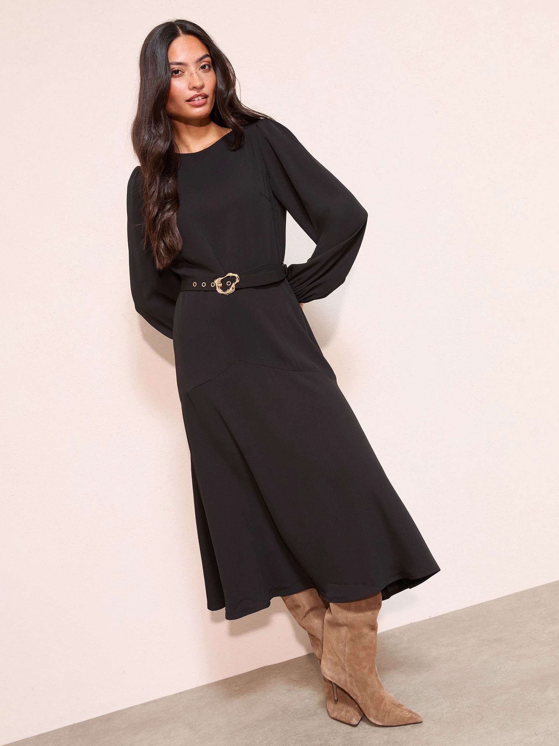 Zwart - Friends Like These Long Twist Sleeve Scoop Neck Belted Midi Dress