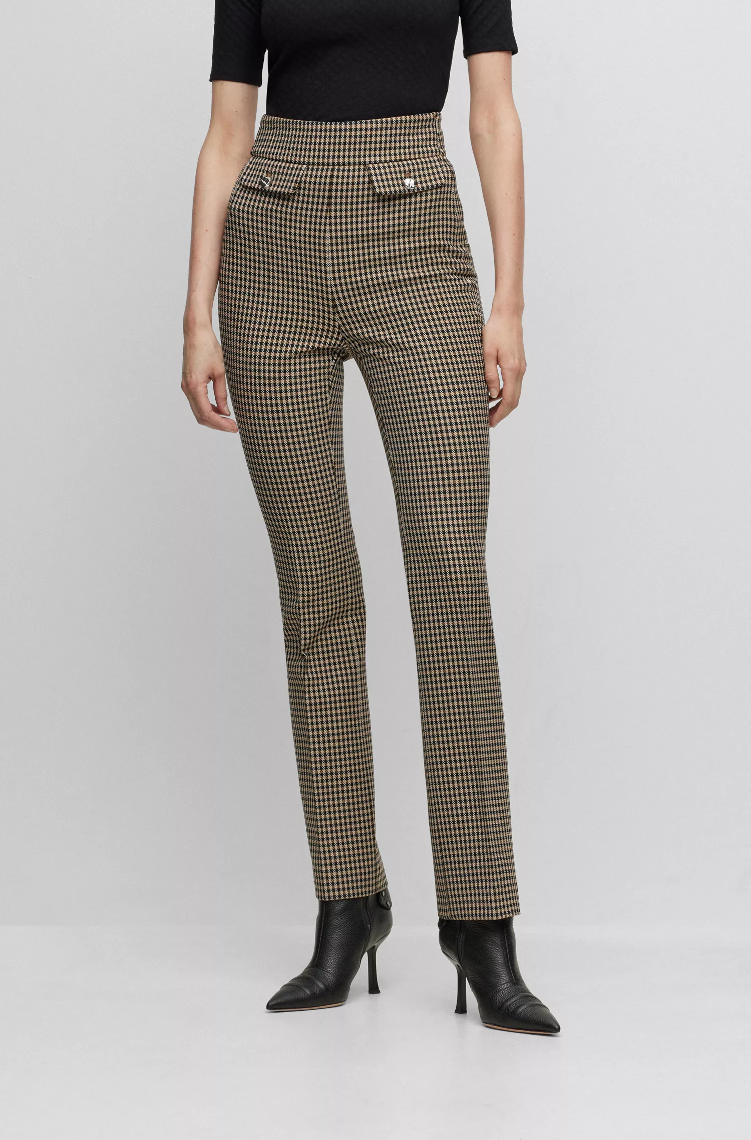 Calça BOSS preta, corte slim, em tecido elástico, com bolsos frontais.