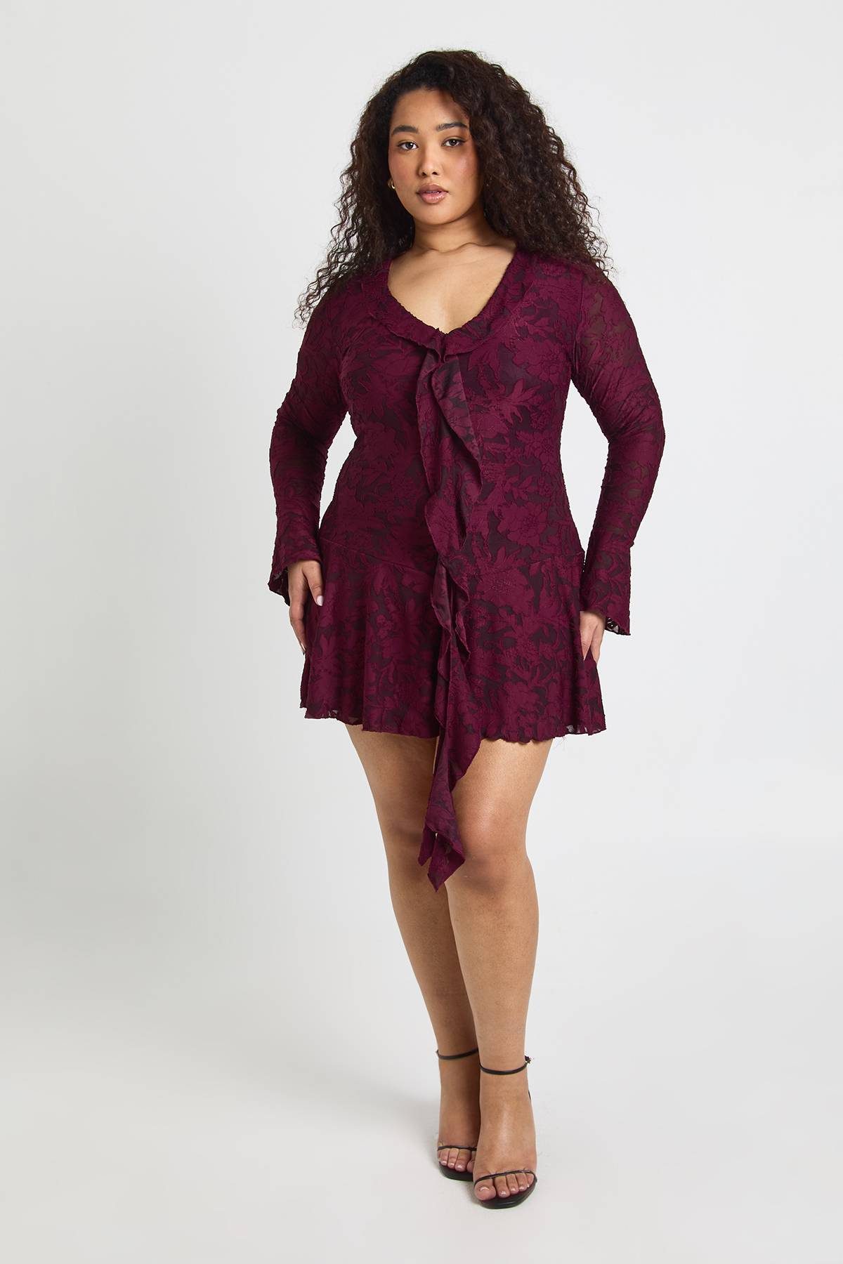 boohoo Robe Mini À Volants Devant Motif Floral Dévoré Grande Taille