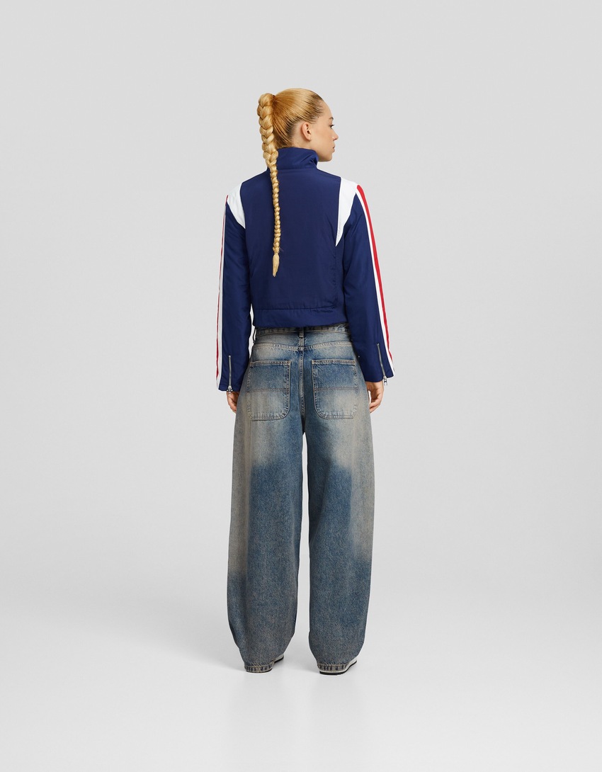 calça jeans estilo skater com efeito desbotado