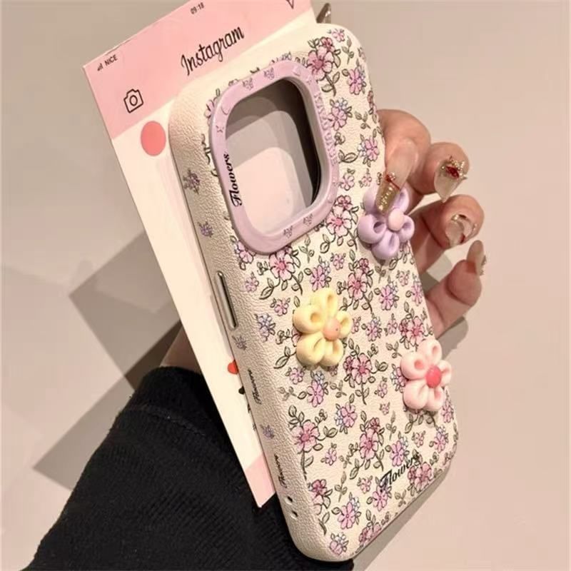 Pixel Dream - Bloemen-/Beertjeshoesje met zelfklevende decoratie/bandje/set - Apple iPhone 16 Pro Max / 16 Pro / 16 Plus / 16 / 15 Pro Max / 15 Pro / 15 Plus / 15 / 14 Pro Max / 14 Pro / 14 Plus / 14 / SE / 13 Pro Max / 13 Pro / 13