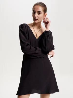 Vestido curto com decote em V, modelagem acinturada e evasê