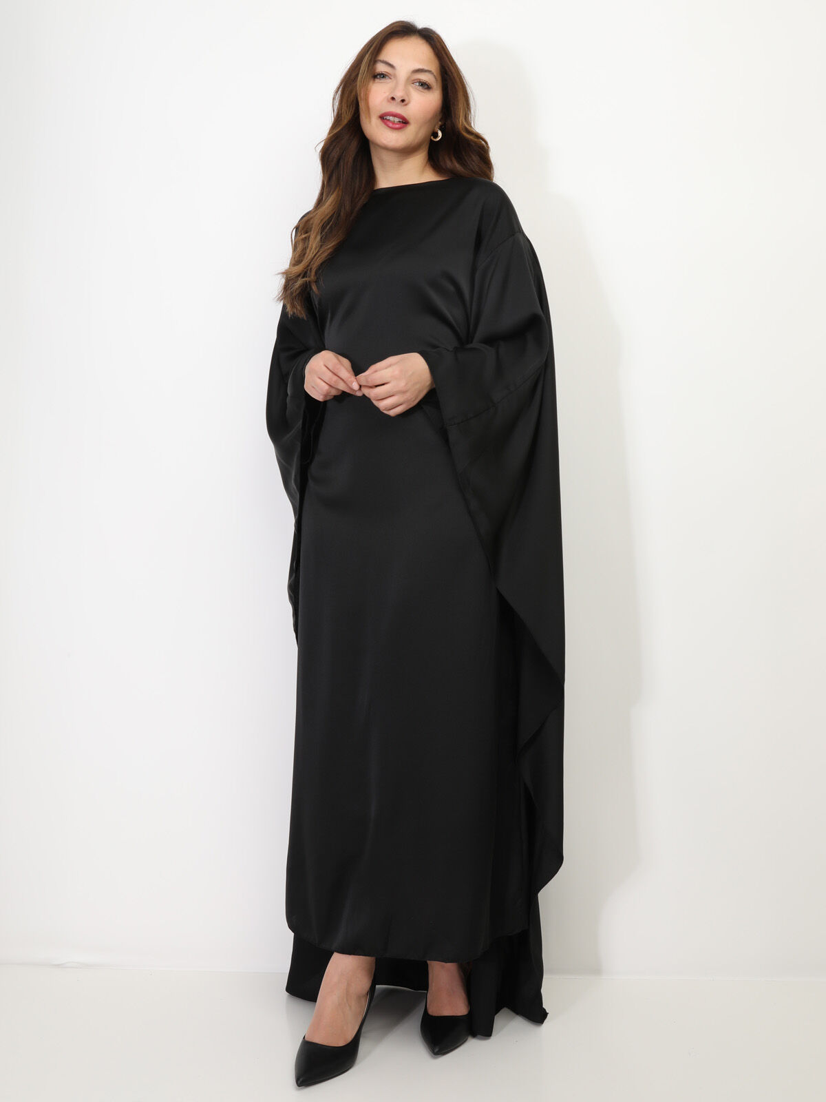 Robe cape satinée et ceinturée- Noir