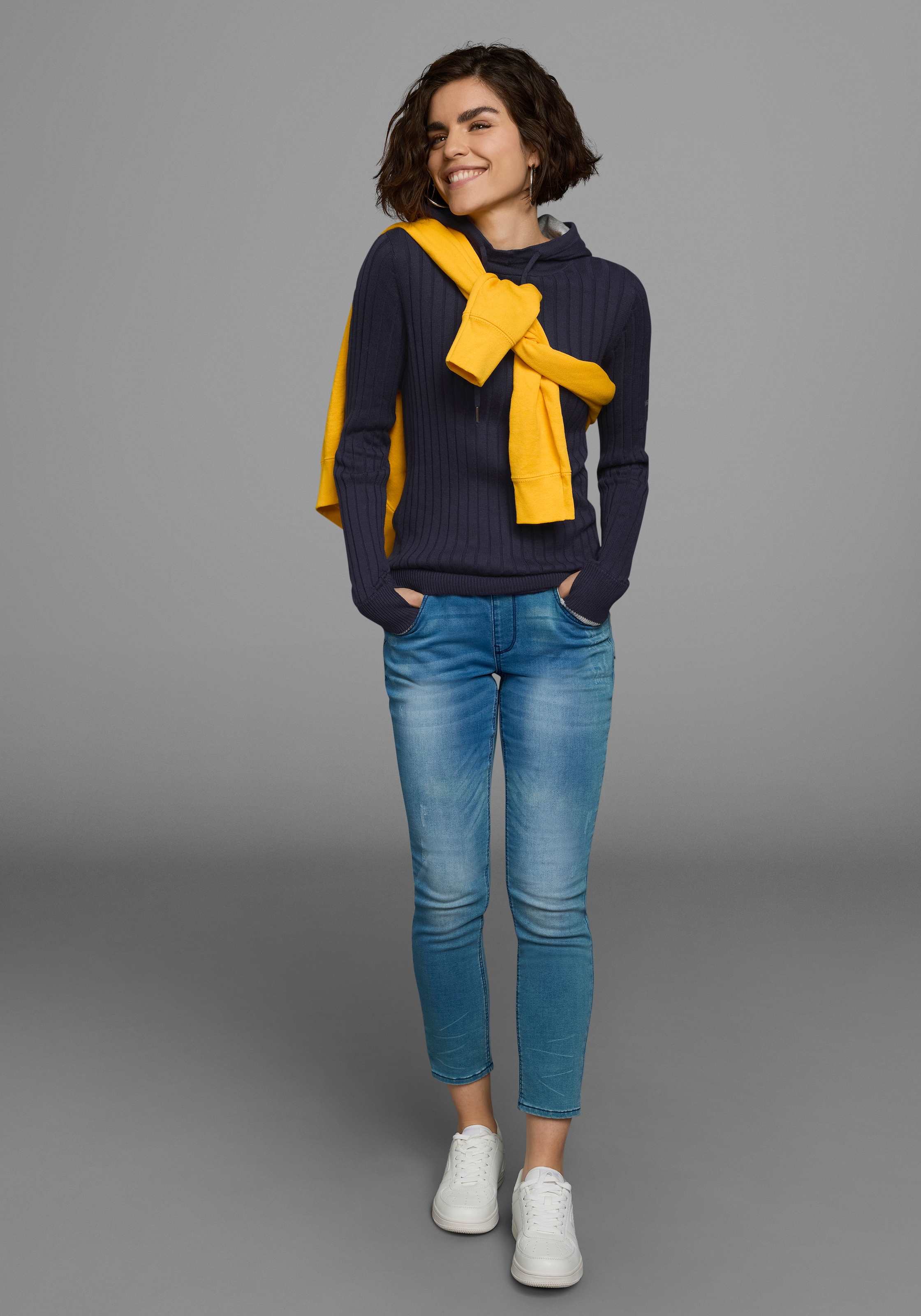 KangaROOS Strickpullover , mit kontrastfarbener Kapuzeninnenseite und Logodruck auf dem Arm