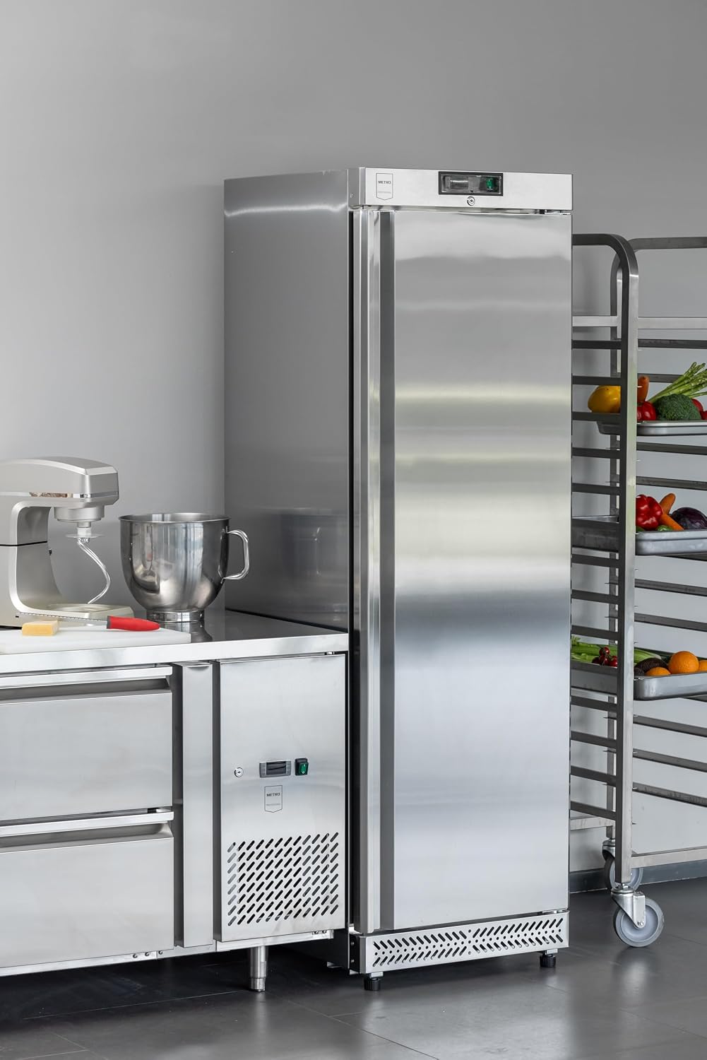 METRO Professional Gefrierschrank GFR6400S, Edelstahl, 59.5 x 64 x 188.5 cm, 240 L, statische Lüfterkühlung, 480 W, mit Schloss, Silber