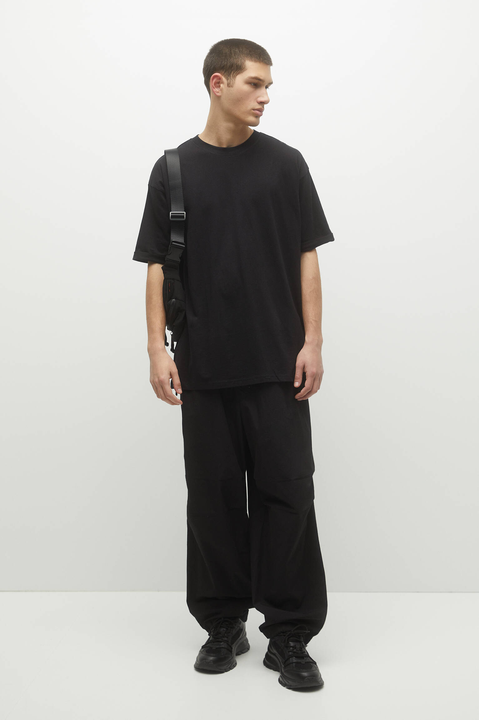 CAMISETA BÁSICA DE CORTE COMPRIDO - PRETA