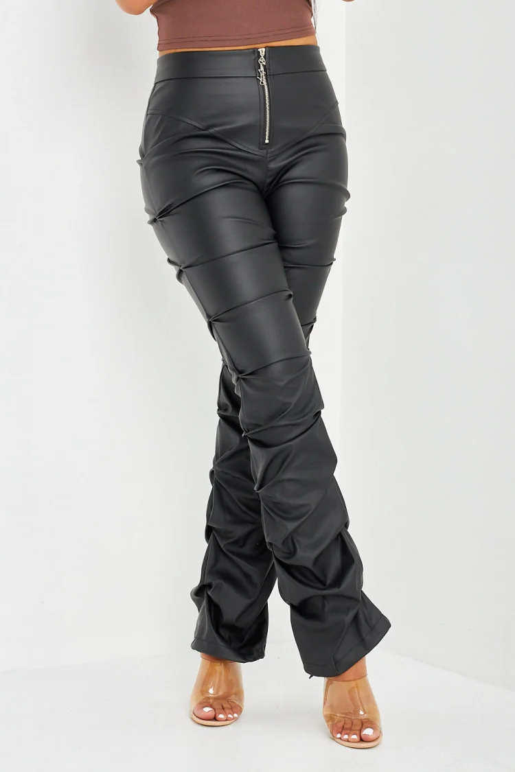 Pantalon froncé en simili cuir noir mat