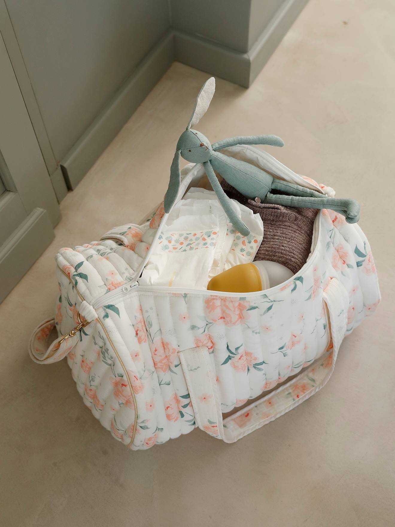 Bolsa de maternidade Baby Roll em gaze de algodão branca tamanho médio com estampa.
