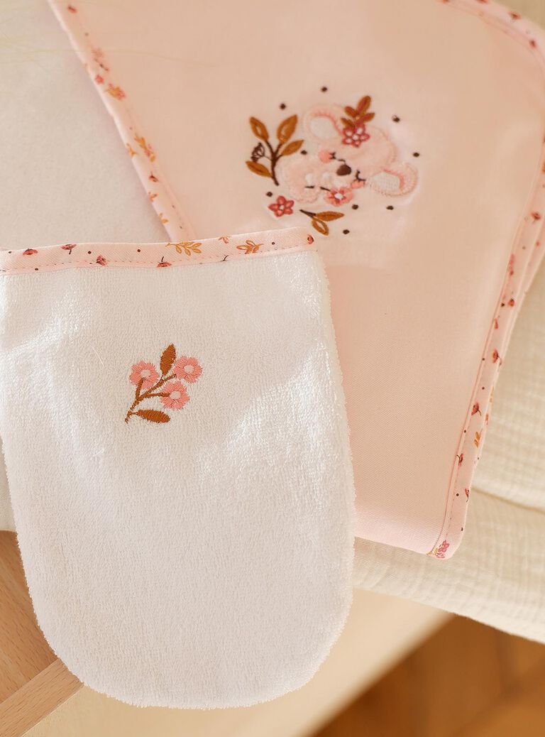 Pointe éponge et gant de toilette écrus à fleurs