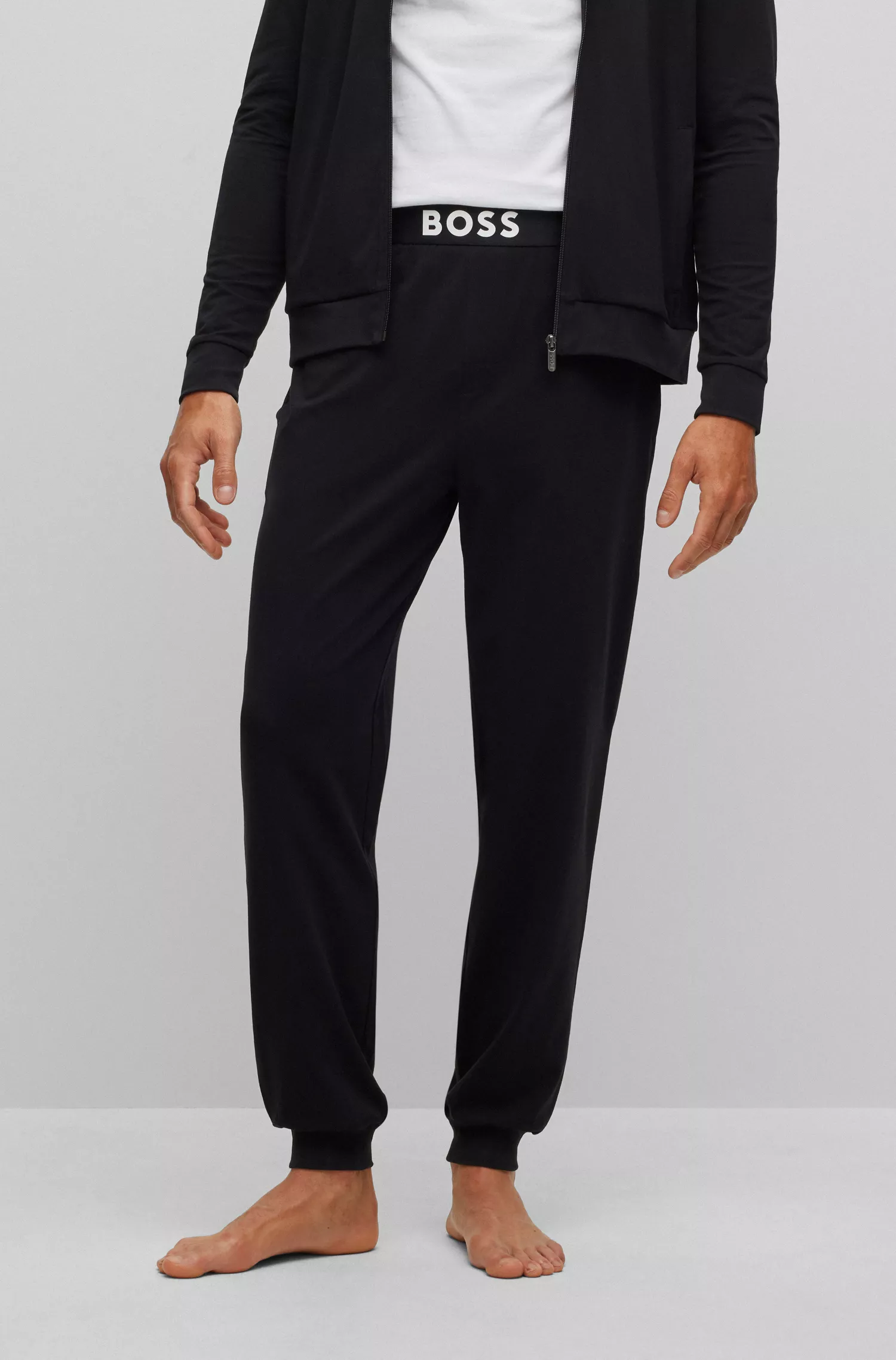 Conjunto de roupa de descanso BOSS em algodão stretch preto com detalhes do logotipo.