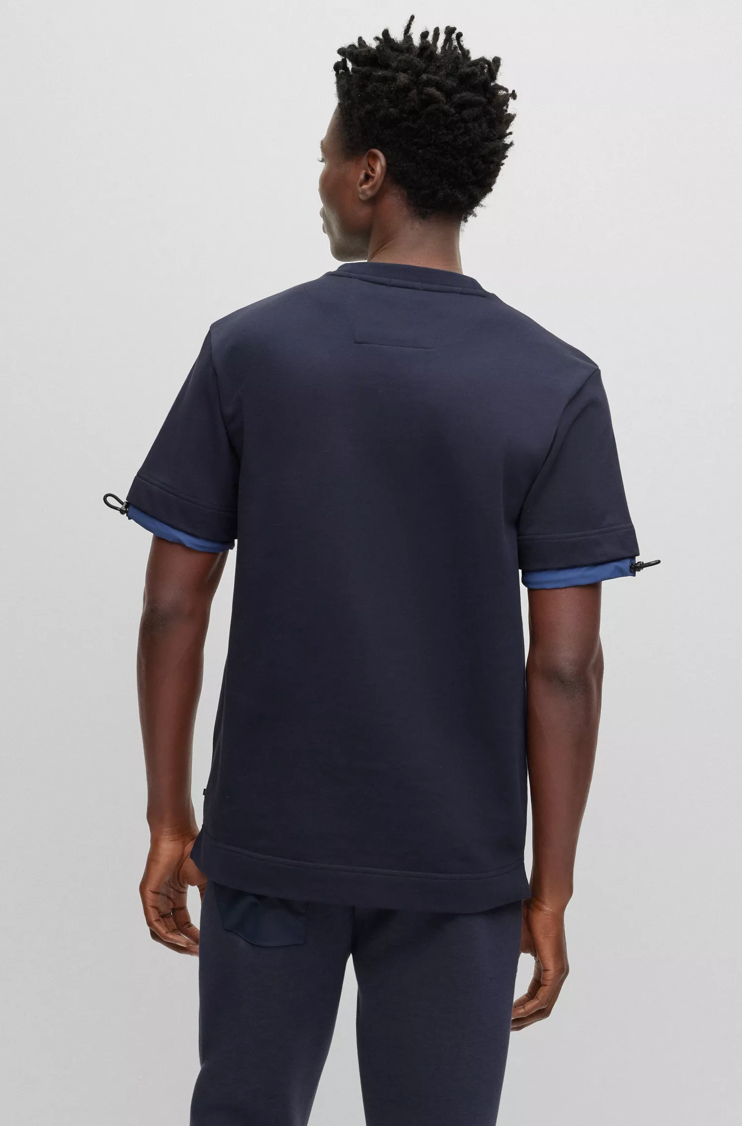 Camiseta BOSS preta de modelagem relaxada em tecido de alta performance com logo tonal.