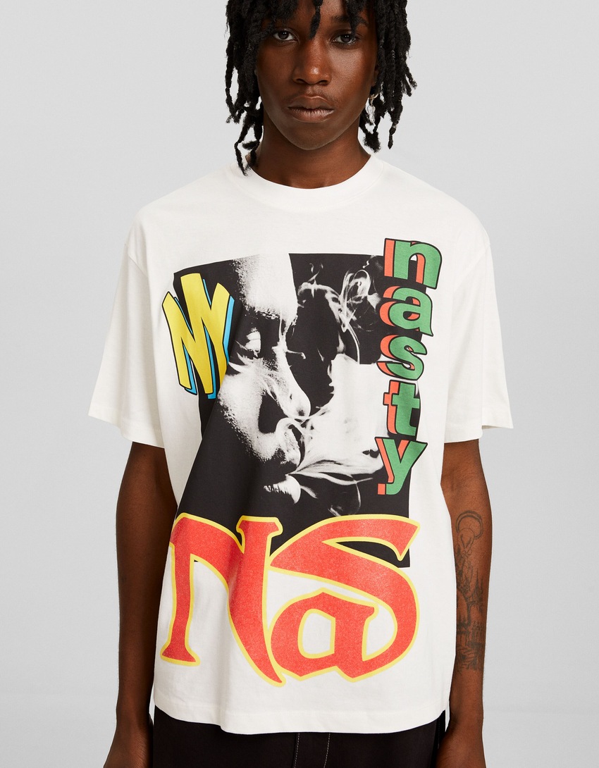 Camiseta de manga curta com estampa Nas e modelagem quadrada.