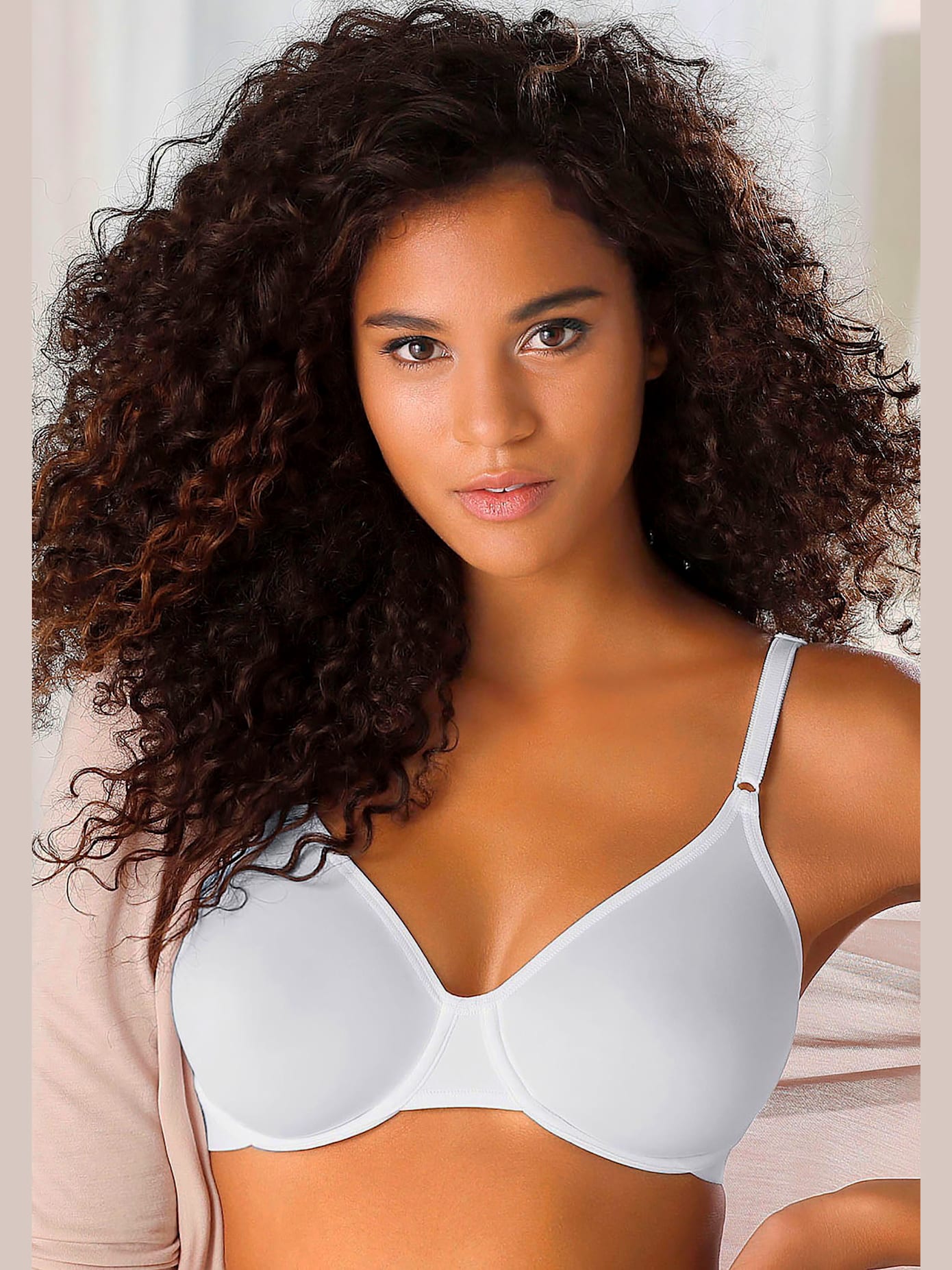 Soutien-gorge spécial t-shirt avec armatures. bonnets préformés non doublés sans coutures