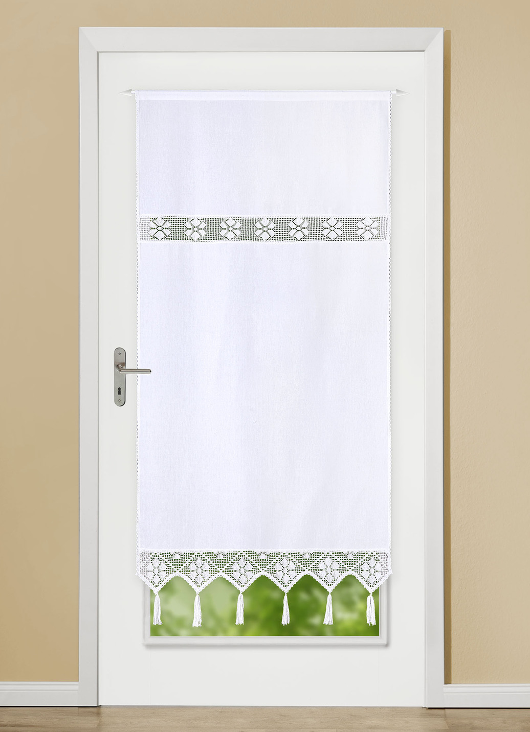 Fenster- und Türbehang mit Häkeleinsätzen