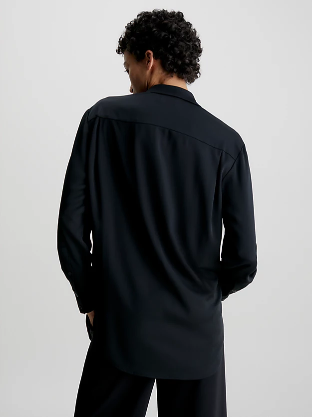 Camisa crepe leve de corte relaxado