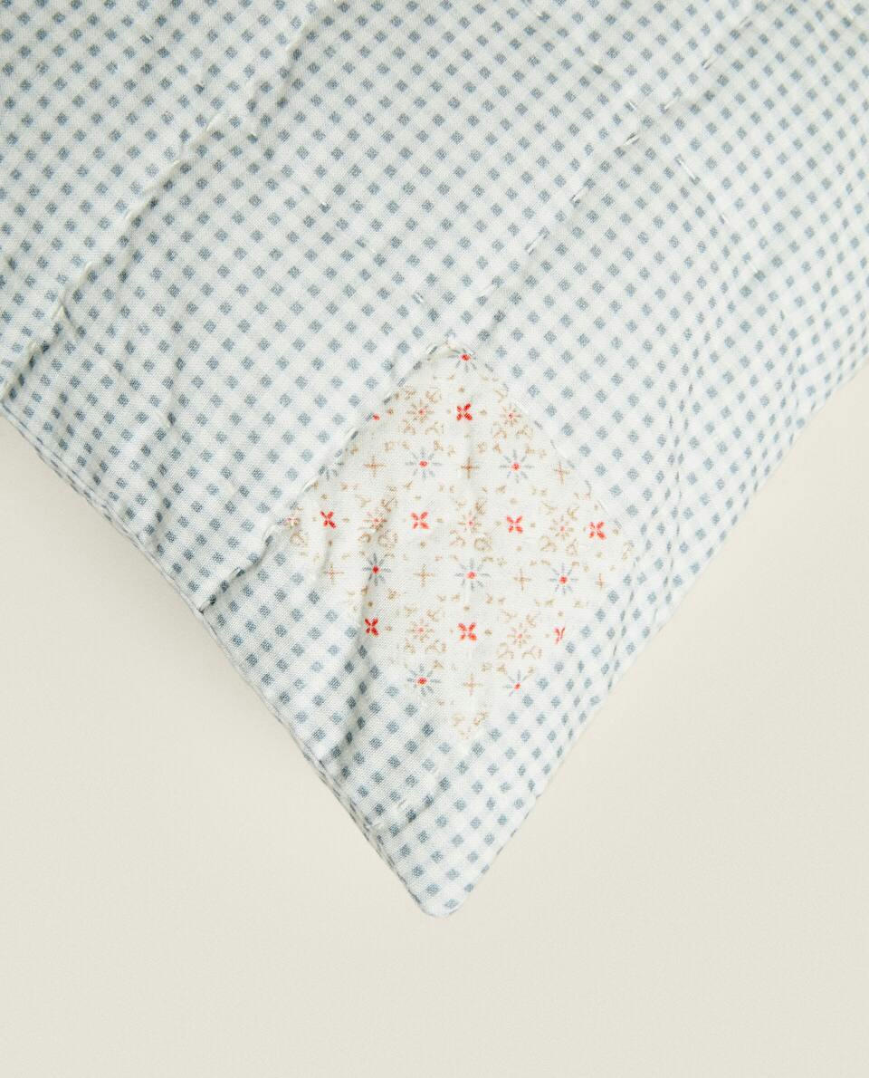 CAPA DE ALMOFADA COM ESTAMPA FLORAL EM PATCHWORK