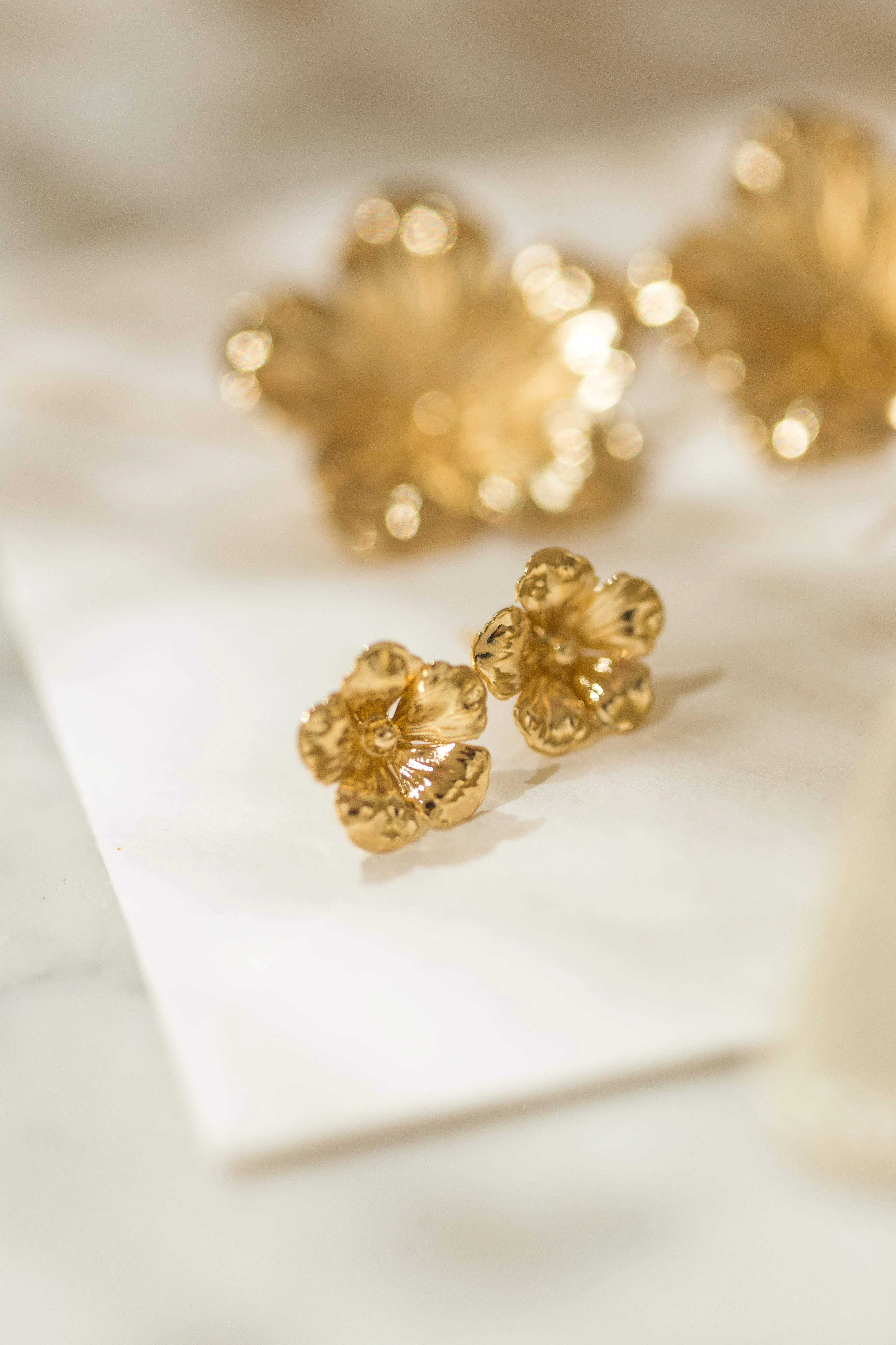 GAÏA - Boucles d'oreilles puces fleurs doré à l'or fin | Doré