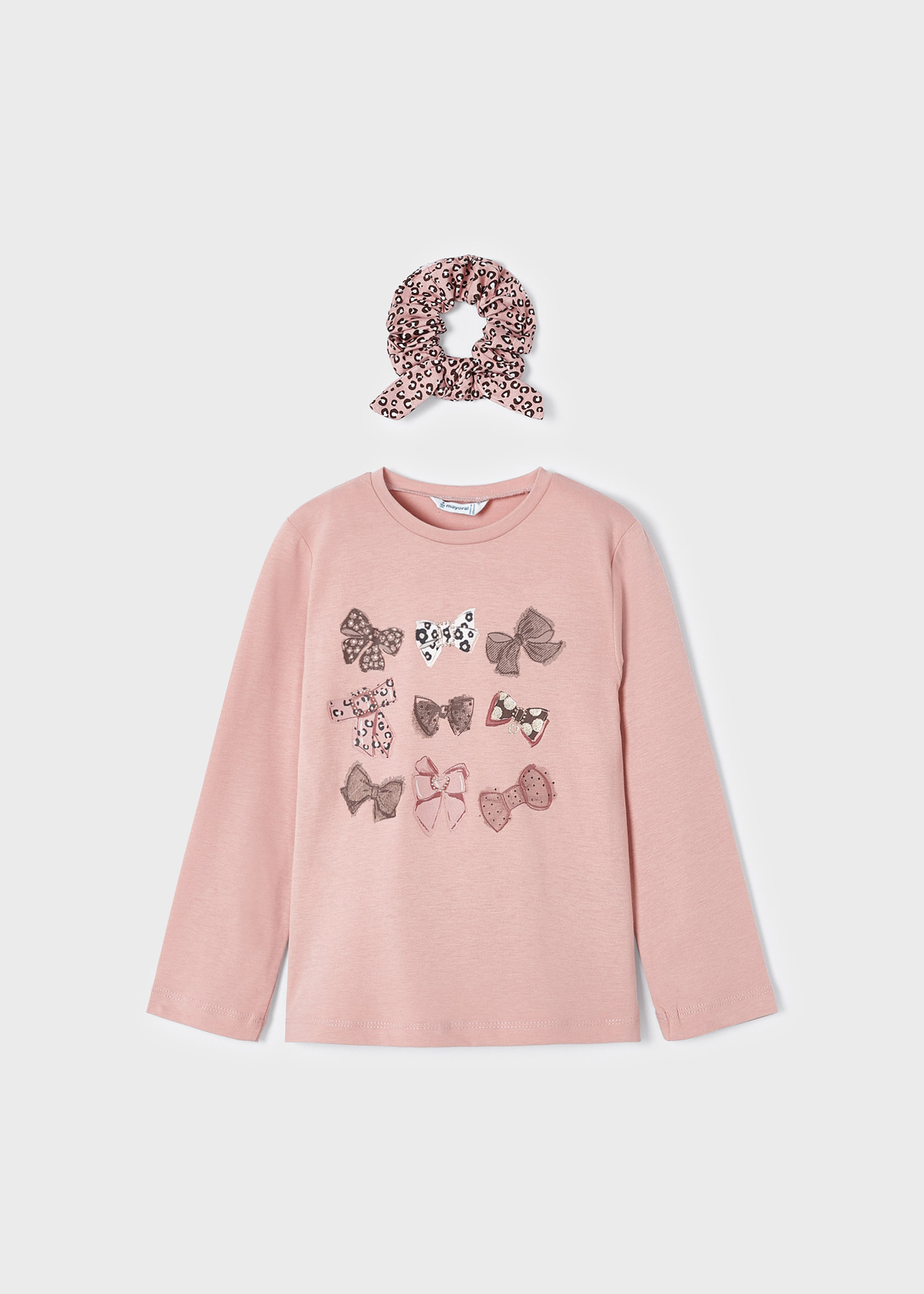 Camiseta infantil Better Cotton com elástico de cabelo.
