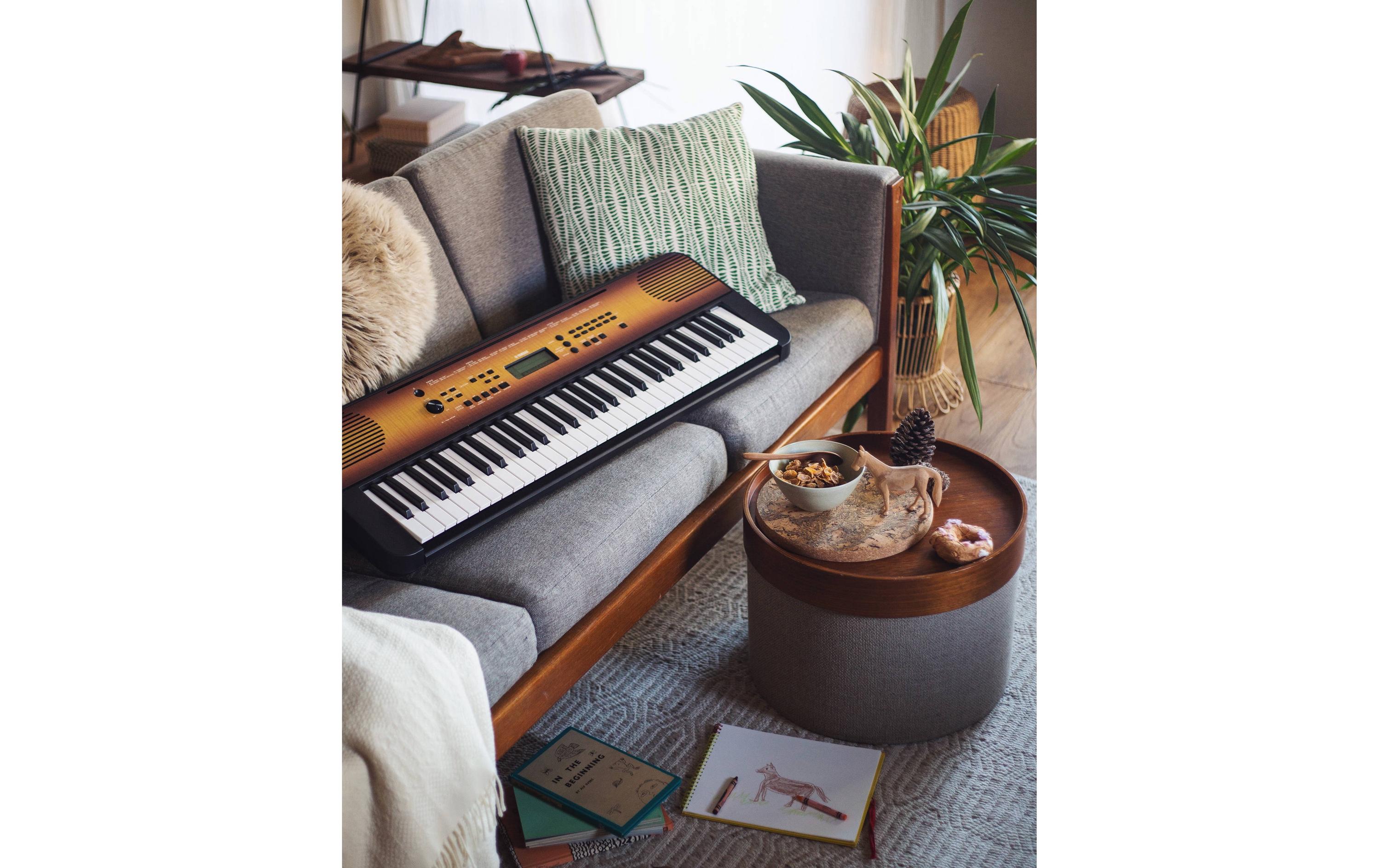 Keyboard PSR-E360MA Maple<br>Portables Einsteiger-Keyboard, dessen Design perfekt für Ihren Wohnbereich geeignet ist