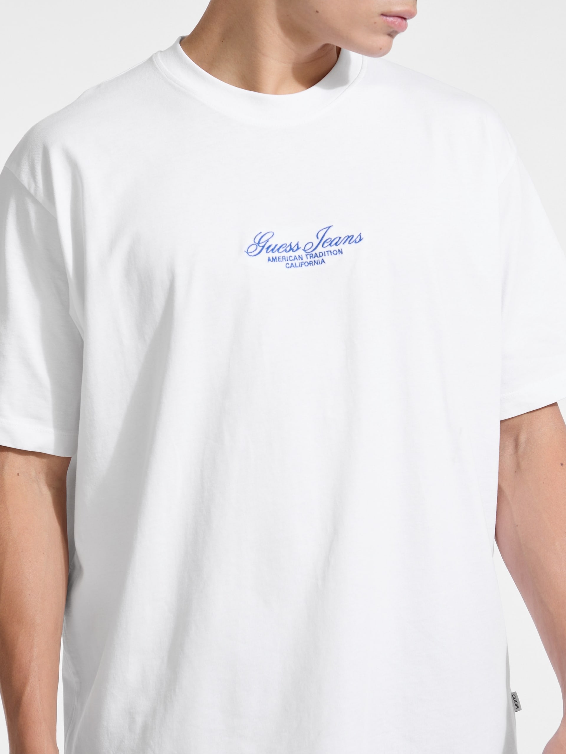 Camiseta oversized com logo bordado