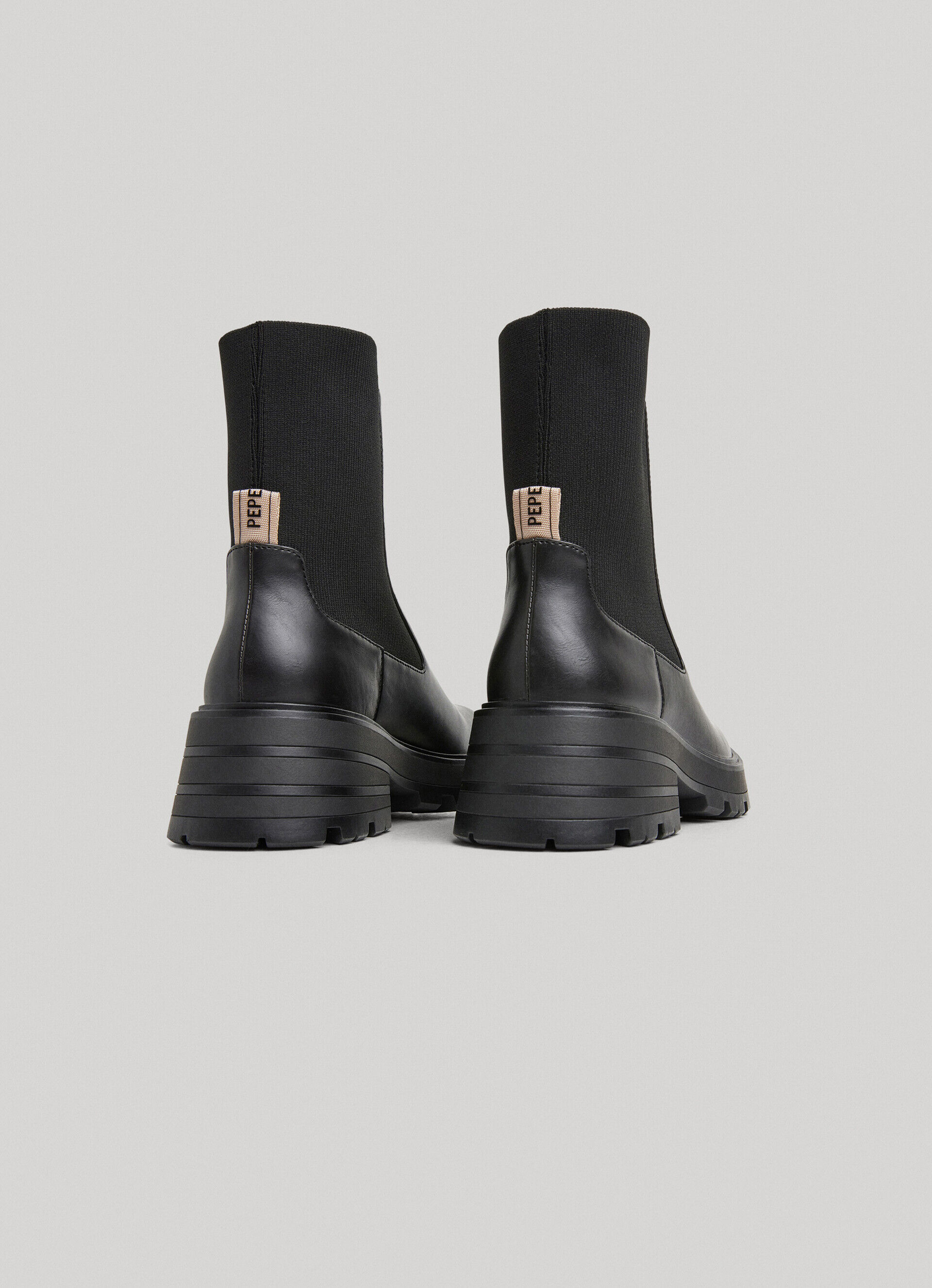 Botas de cano curto com elástico - pretas