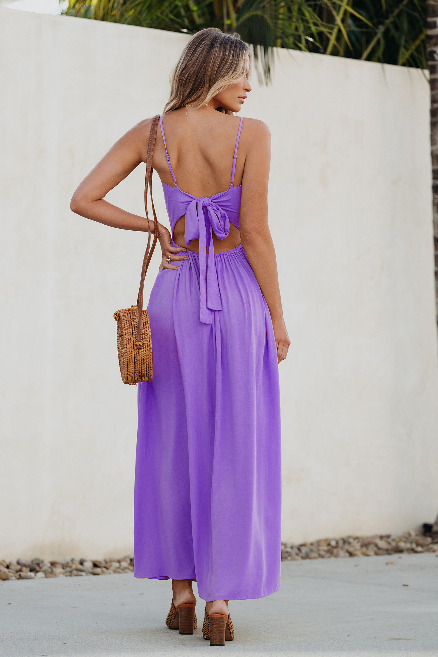 Robe maxi torsadée avec col en cœur et trou de serrure violette