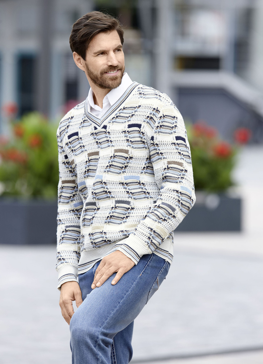 Modischer V-Pullover mit Intarsienmuster