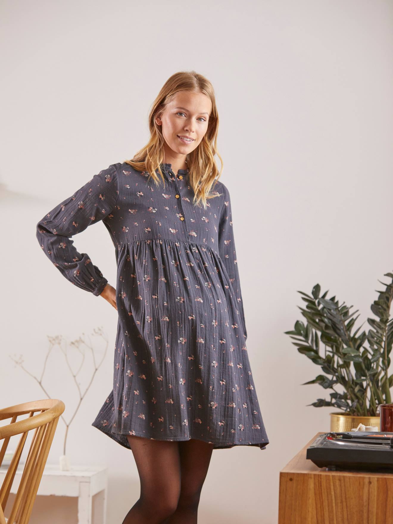 Vestido de maternidade e amamentação em chiffon de algodão estampado cinza escuro